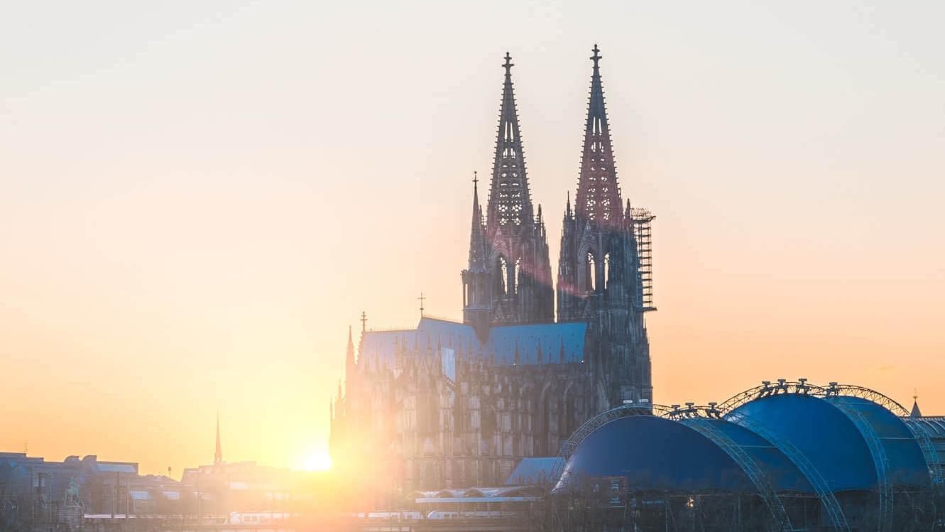 Der Kölner Dom bei Sonnenuntergang