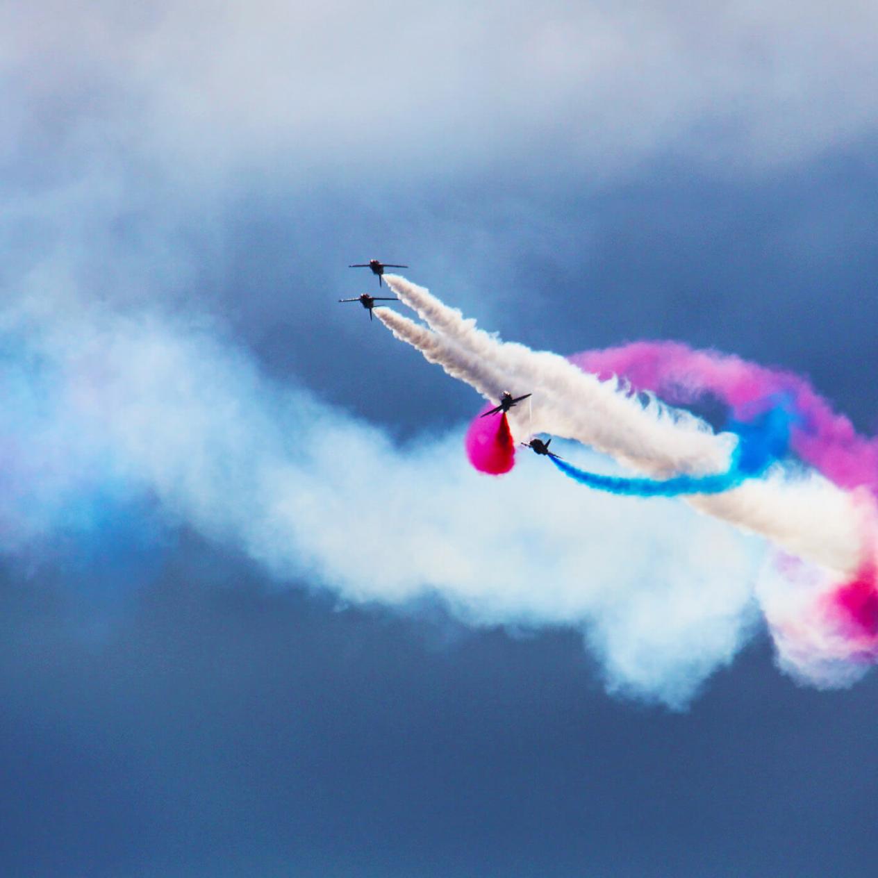 Flugzeugshow mit Farben im Himmel