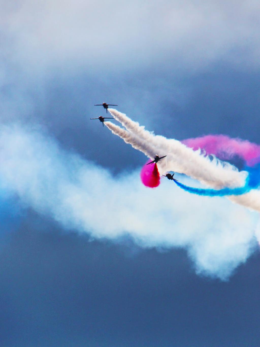 Flugzeugshow mit Farben im Himmel